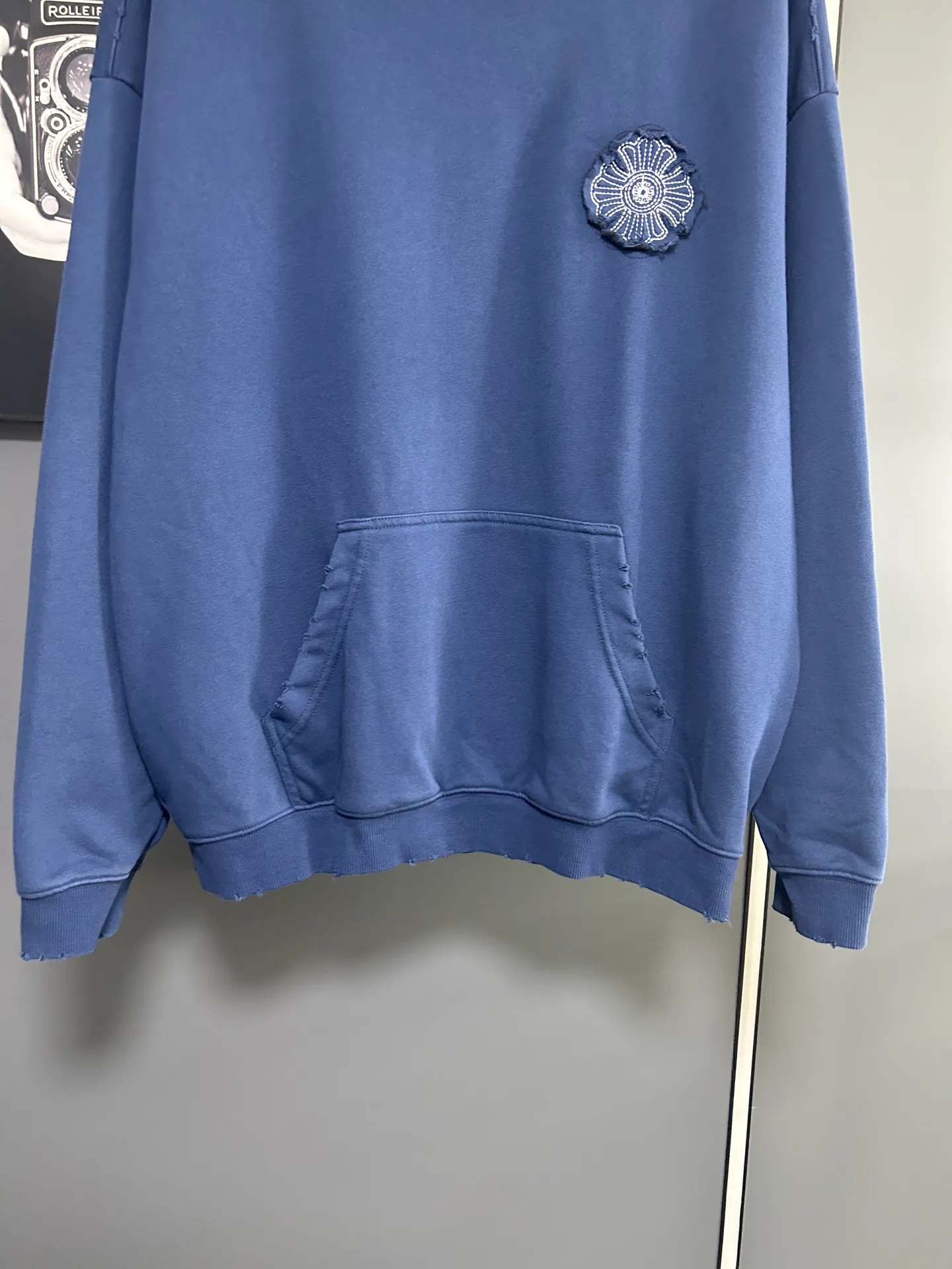 P310 𝗖𝗵𝗿𝗼𝗺𝗲 𝗛𝗲𝗮𝗿𝘁𝘀/Cro Heart 2025 Cross Patch Embroidery Summer New Original Single Counter American Acid Washed Distressed Laser Burnt Patch Embroidery Couple Casual Hooded Sweatshirt 👑The highest version! Customized fabric 440g tripe terry fabric! American acid-washed and distressed original fabric laser burnt ✟appliqué embroidery and exquisite embroidery of letters! The best-selling model at the counter. It is very comfortable to wear. It is low-key yet luxurious. It is very classy when worn. The large size and tailoring are needless to say. The upper body is exquisite and vivid. 👍High-end first-class materials. A truly palace-level product. The cotton from Turkey is of outstanding quality. After heavy washing, the clothes are very soft! Not picky, the upper body is absolutely stylish and extremely luxurious. Auxiliary materials: The original model has been authenticated and labeled ➕100% silk washed with water label. Genuine purchase-grade original hangtag➕matching hanging rope➕3D hanging beads➕original packaging bag. Craftsmanship: The original version has consistent wiring! The highest version of the armhole matching technique! Countless times of pattern making to 100% restore the original appearance! The correct version is the same for men and women, super eye-catching, super good-looking, and super atmospheric! Color: White Black Royal Blue Size, XS S M L